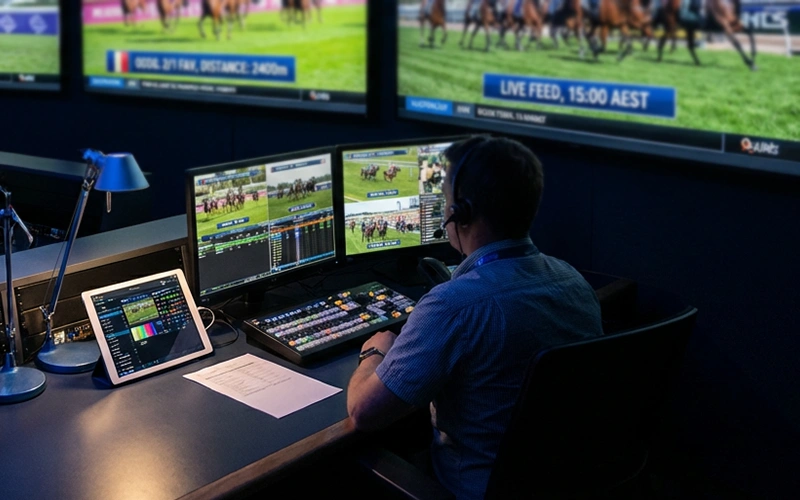 Internationale Pferderennen auf mehreren Bildschirmen